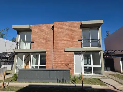 Casa Venta en  Housing Las Veras duplex de 2 dormitorios con patio valle escondido