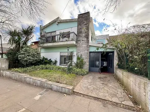CASA 4 AMB / 3 BAÑOS / PARQUE / PILETA / ADROGUE