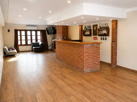 CASA VENTA LOS HORNOS 6 DORMITORIOS PILETA