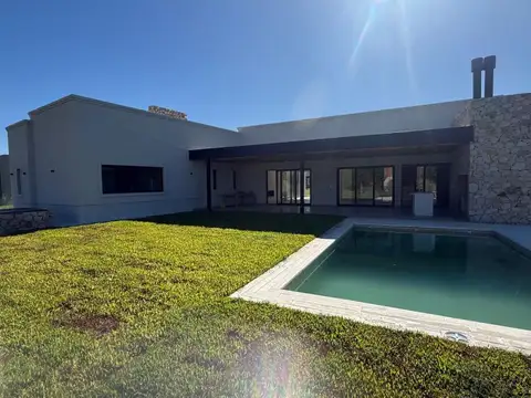 CASA EN VENTA TERRAVISTA 3 DORMS ESCRITORIO FINANCIA ESTRENA