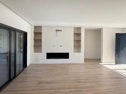 Casa en Venta con 4 cocheras