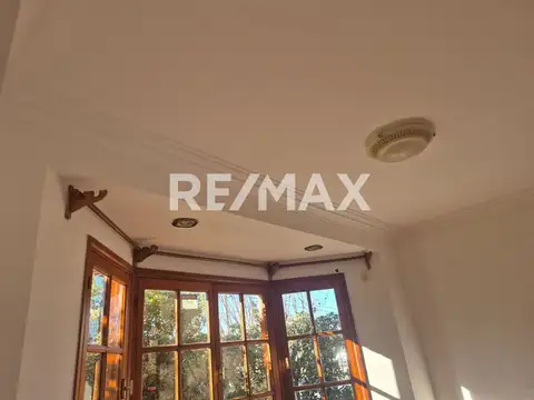 Casa 8 ambientes con 3 baños