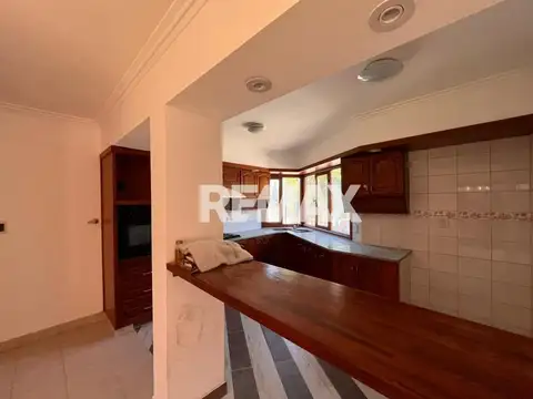 Casa en Alquiler con 2 cocheras