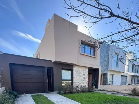 CASA EN VENTA MIRADORES DE MANANTIALES I