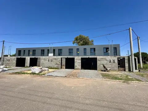 Dúplex en Venta. 2 dorm, patio con parrilla, cochera. Apto credito. Barrio Puerta del Sol, Campana