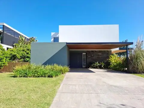 Casa en alquiler anual, 3/4 dormitorios en Barbarita, impecable, cortinas, aires acondicionados