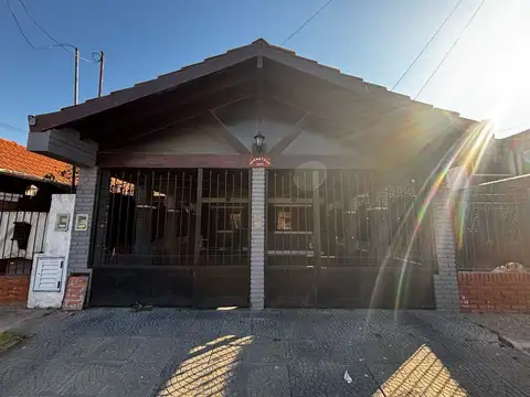 Casa con dos dormitorios, patio y cochera en alquiler