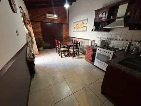 Casa con dos dormitorios, patio y cochera en alquiler