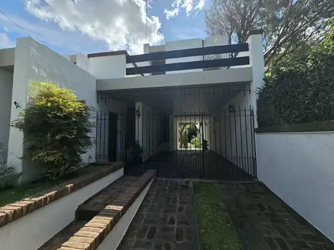 Casa en Alquiler con 3 cocheras