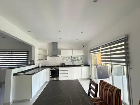 Casa 6 ambientes con 4 baños