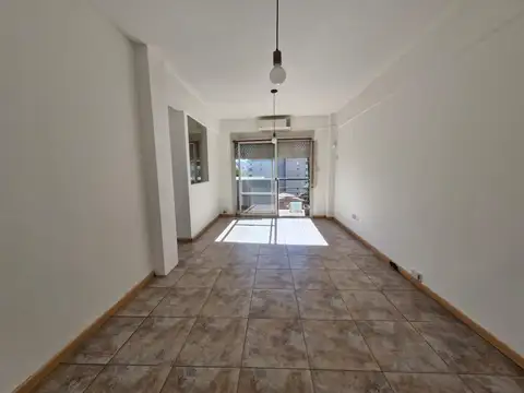 Departamento dos ambientes al frente con balcón.