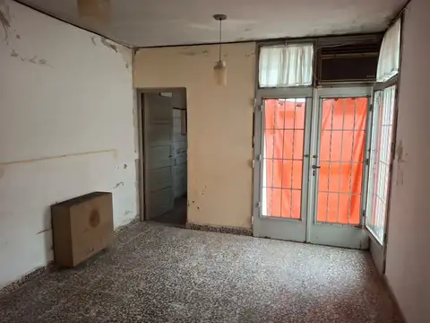 Casa 8 ambientes con 2 baños