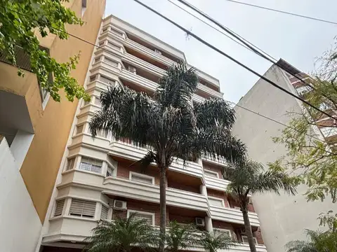 Departamento de 4 ambientes con balcón y cochera cubierta en Ramos Mejía.