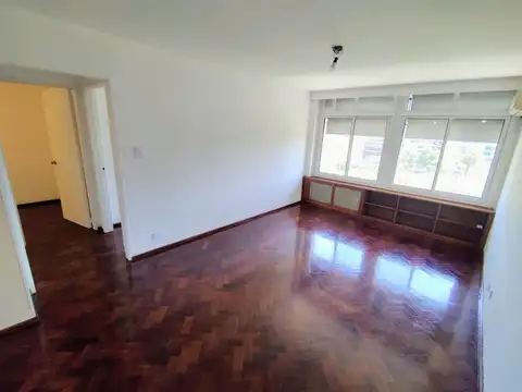 Departamento dos dormitorios con vista a la plaza - Entre Rios 1100