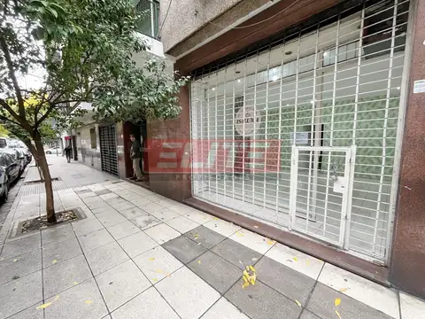Gran local con 3 despachos, a metros av Corrientes y av Pueyrredon