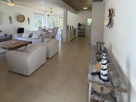 Casa 4 ambientes con 3 baños