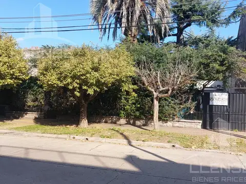 Casa 5 ambientes con departamento, sobre 2 lotes, jardín y pileta - Bernal - APTA CREDITO