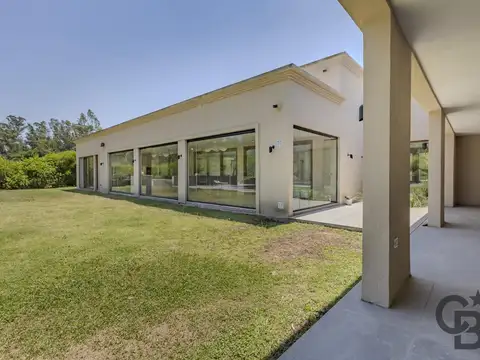 Casa en Venta Campos de Roca 1 con 5 dormitorios, 550 m2 cub. y 5.500 de lote - Ruta 2 km 65