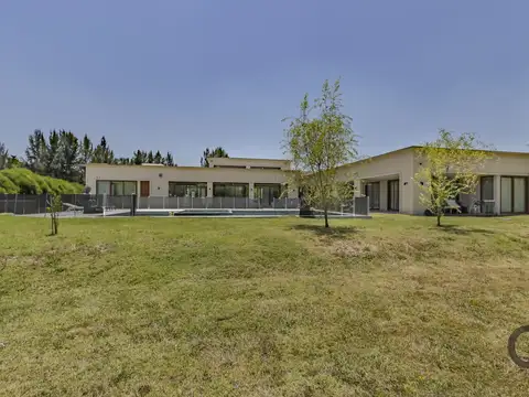 Casa en Venta con 4 cocheras