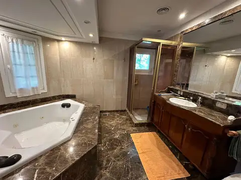 Casa en Alquiler con 8 cocheras
