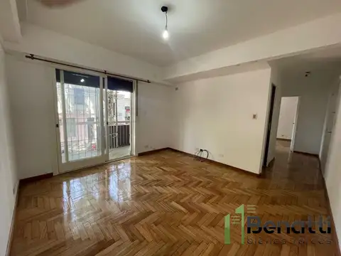 Departamento 2 amb al fte. en 1er piso con balcón corrido