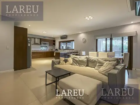 Casa 8 ambientes con 6 baños