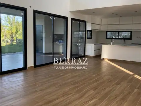 Casa en Venta con 4 cocheras