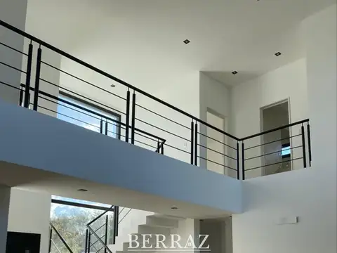 Casa 5 ambientes con 4 baños