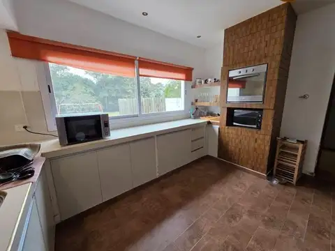 Exc Casa 3 dorm vta pileta/gal/jardin/suite B° Los Olmos