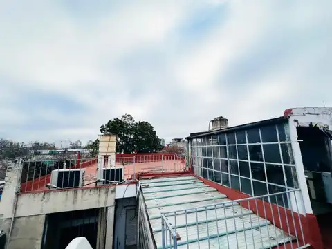 OPORTUNIDAD. Propiedad en block, 5 departamentos mas local, Mom al 3300