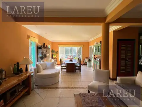 Casa 7 ambientes con 2 baños