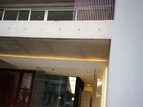Departamento cuatro ambientes en Castelar. Edificio de categoría