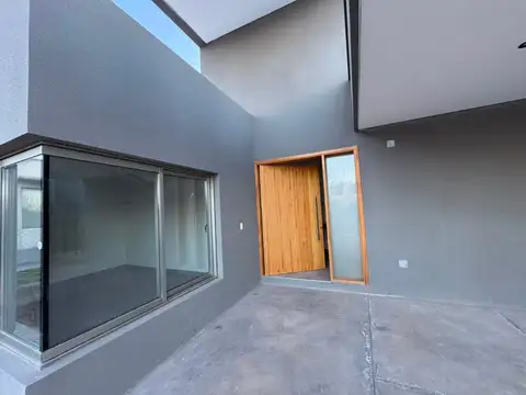 Casa en Alquiler con 2 cocheras