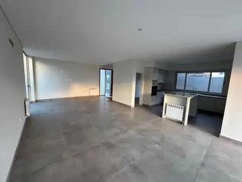 Casa 8 ambientes con 2 baños