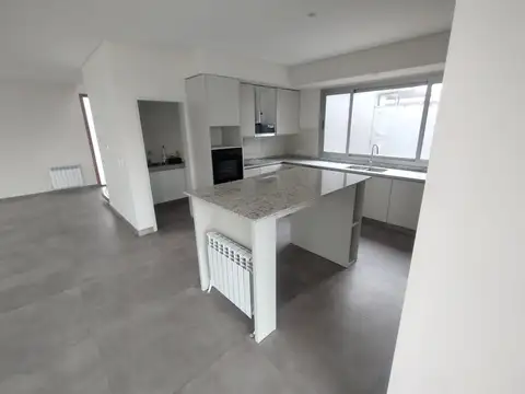 Casa 8 ambientes con 2 baños
