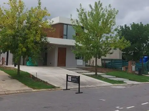 PUERTOS DEL LAGO ARAUCARIAS 100