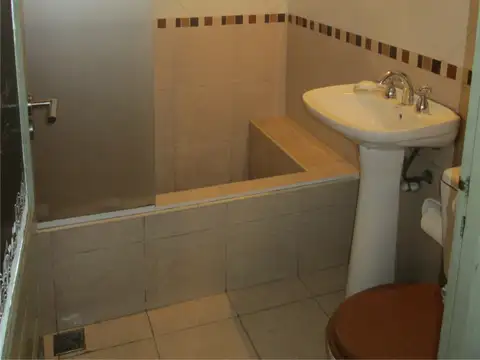 Casa 5 ambientes con 4 baños