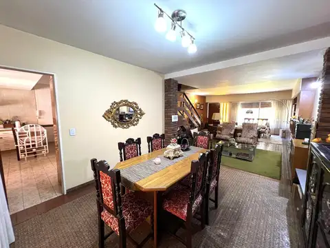 Casa 5 ambientes con 3 baños
