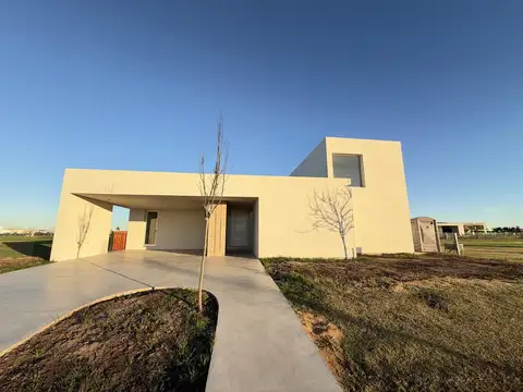 VENTA: Casa de tres dormitorios, galería con parrillero y pileta. Vida Club de campo, Funes