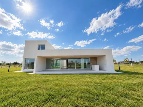VENTA: Casa de tres dormitorios, galería con parrillero y pileta. Vida Club de campo, Funes