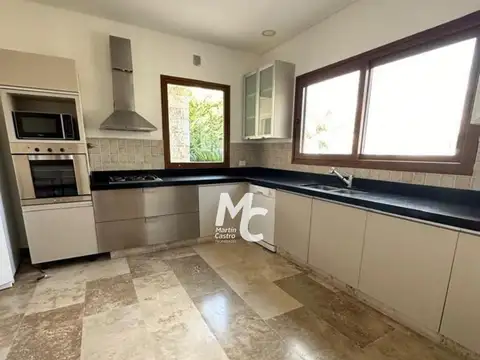 Casa en Alquiler con 2 cocheras