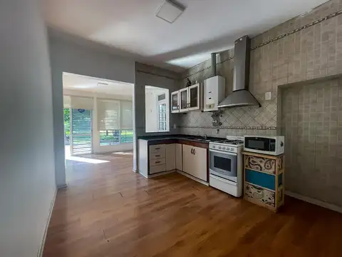 Casa en alquiler. Tres dormitorios y cochera. Villa Gobernador Galvez