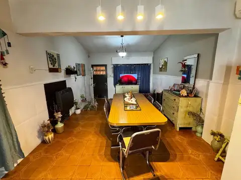 Casa 6 ambientes con 2 baños