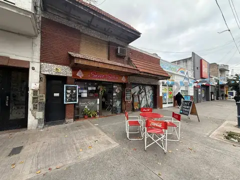 OPORTUNIDAD de inversión con locales comerciales y vivienda en Parque Avellaneda