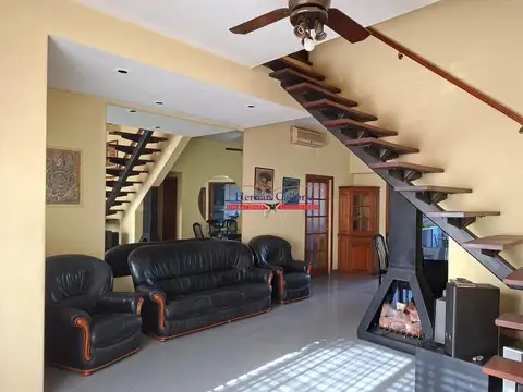 Casa en Alquiler con 3 cocheras