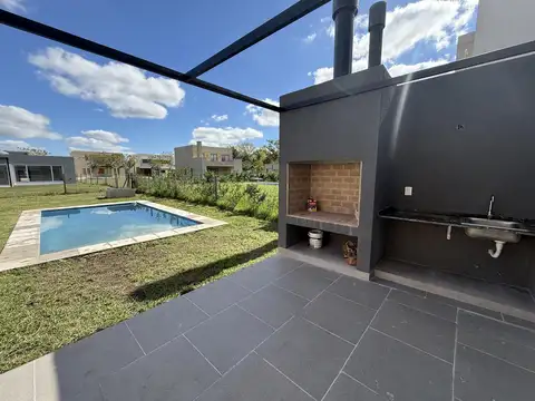 Casa 4 ambientes con 2 baños