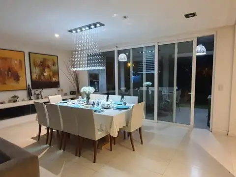 Casa 5 ambientes con 3 baños