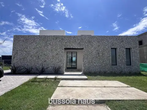 Casa en venta con 4 dormitorios al lago en Santa Ana, Villanueva