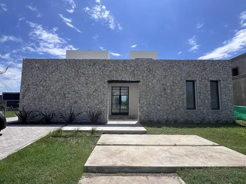 Casa en venta con 4 dormitorios al lago en Santa Ana, Villanueva