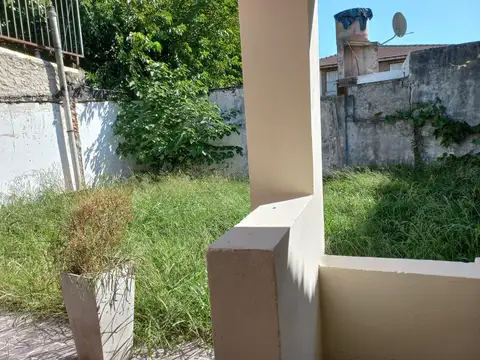 CASA INDEPENDIENTE - 1 DORMITORIO- PARQUE LIBRE